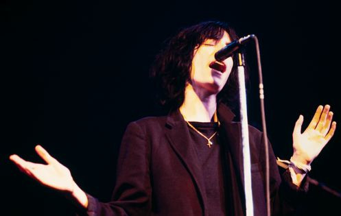 Patti Smith chantant lors d'un concert