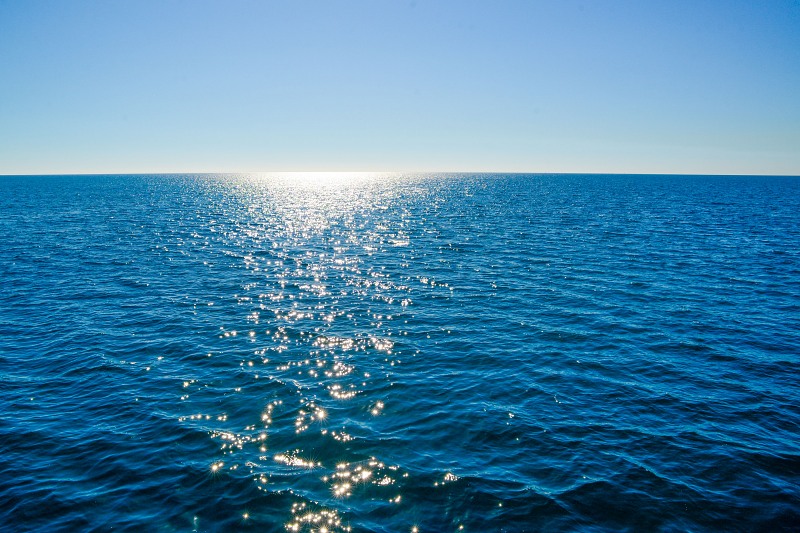 Horizon maritime avec reflets de soleil