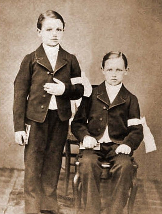 Rimbaud et son frère Frédéric en communiants